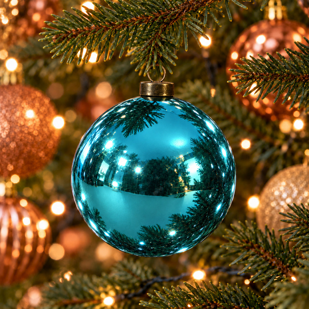 Pro Deco Collection kerstbal aquablauw glans, diameter 10 cm, hangend in een kerstboom met warm witte verlichting