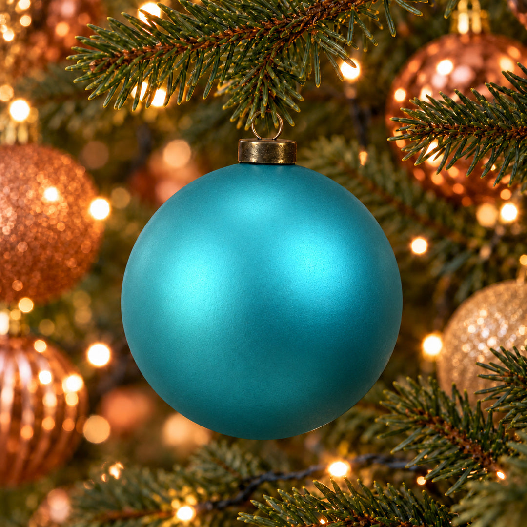 Pro Deco Collection kerstbal aquablauw mat, diameter 8 cm, hangend in een kerstboom met warm witte verlichting
