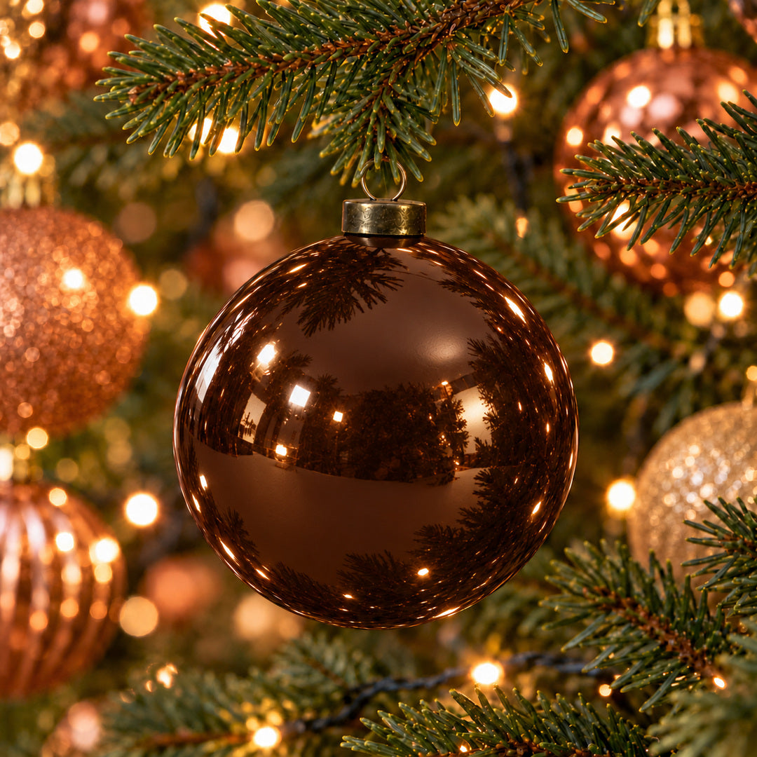 Pro Deco Collection kerstbal bruin glans, diameter 8 cm, hangend in een kerstboom met warm witte verlichting