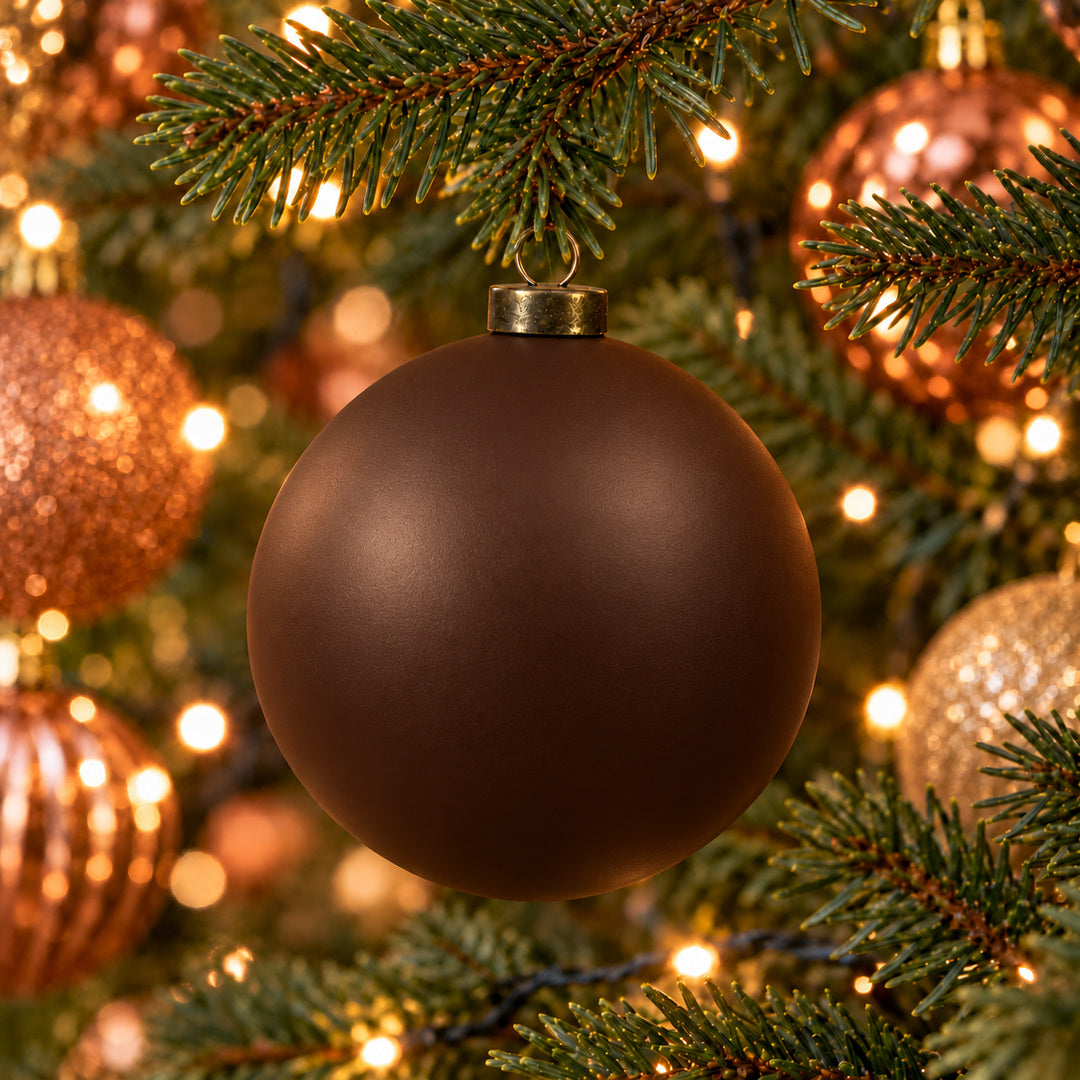 Pro Deco Collection kerstbal bruin mat, diameter 8 cm, hangend in een kerstboom met warm witte verlichting