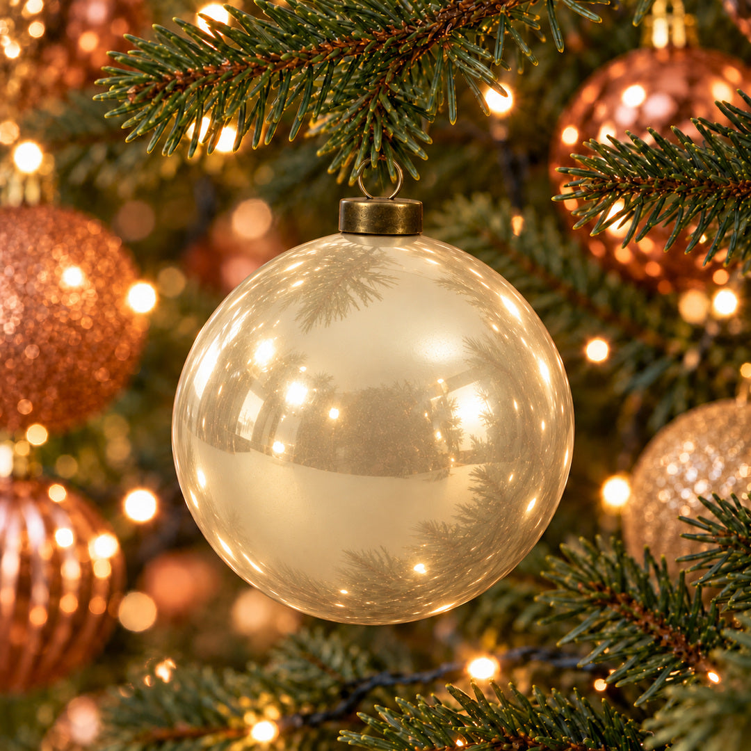 Pro Deco Collection kerstbal champagne parelmoer, diameter 8 cm, hangend in een kerstboom met warm witte verlichting