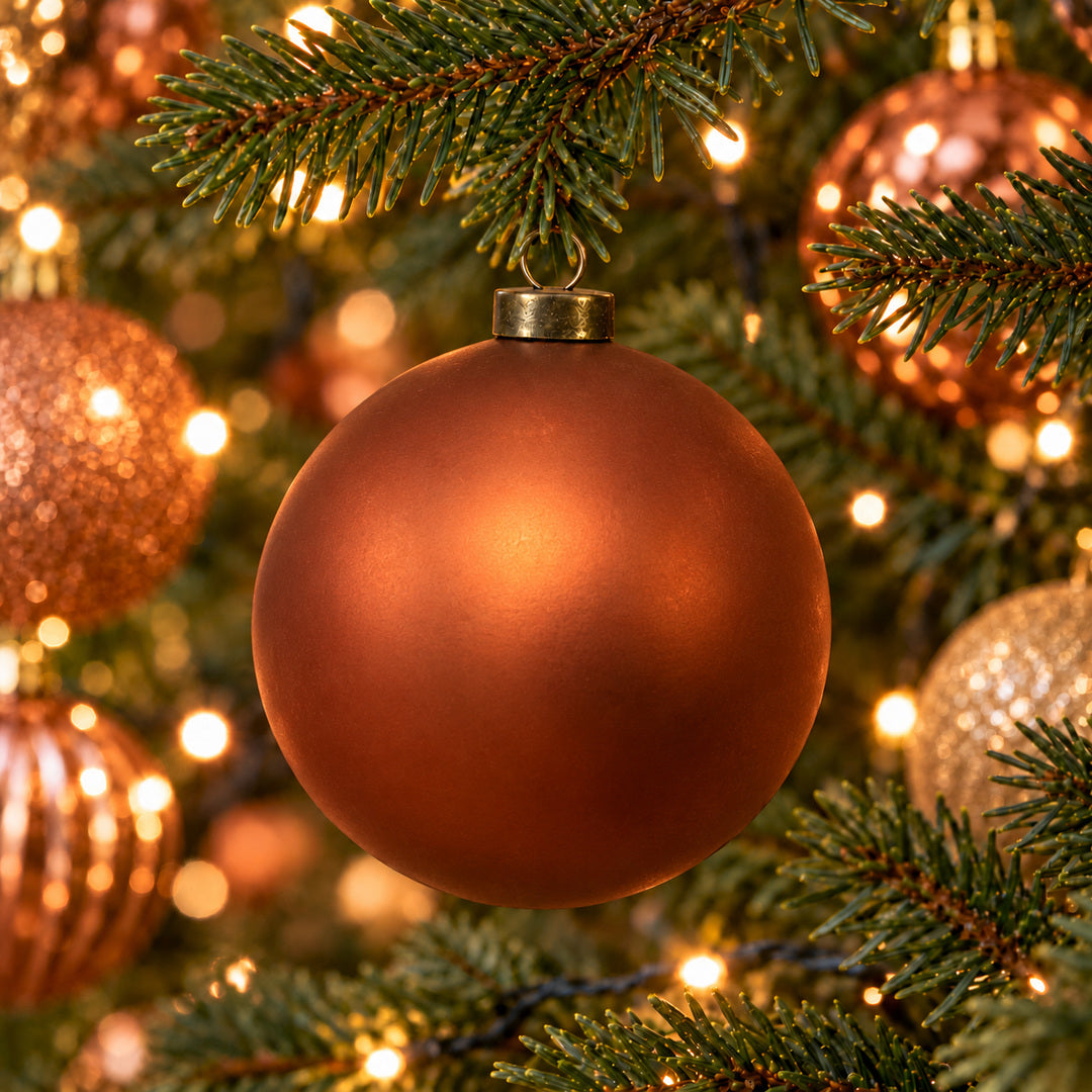 Pro Deco Collection kerstbal koper mat, diameter 15 cm, hangend in een kerstboom met warm witte verlichting