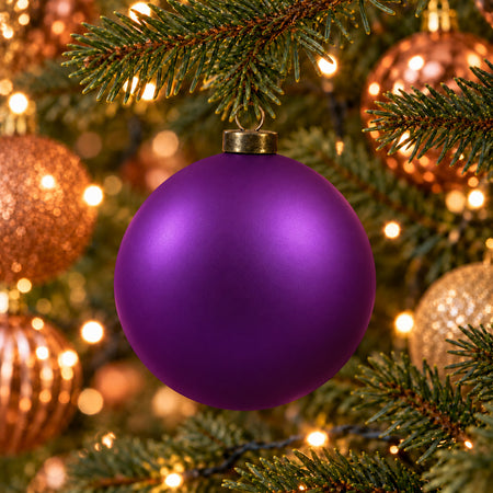 Pro Deco Collection kerstbal paars mat, diameter 8 cm, hangend in een kerstboom met warm witte verlichting