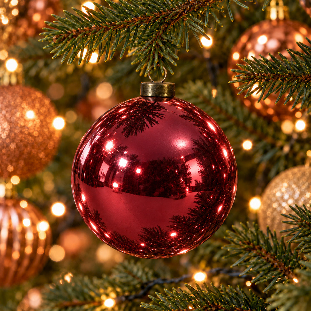 Pro Deco Collection kerstbal robijnrood metallic, diameter 8 cm, hangend in een kerstboom met warm witte verlichting