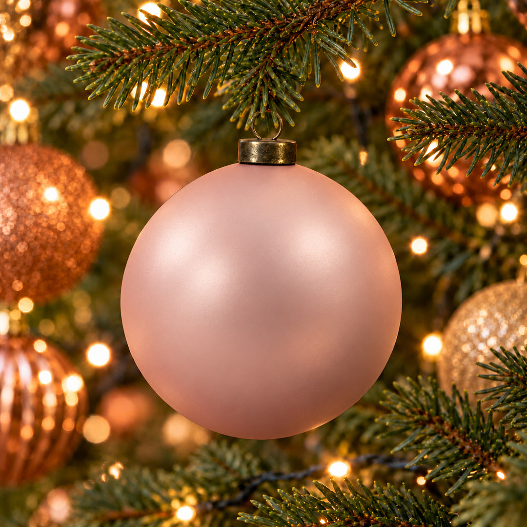 Pro Deco Collection kerstbal roze mat, diameter 10 cm, hangend in een kerstboom met warm witte verlichting