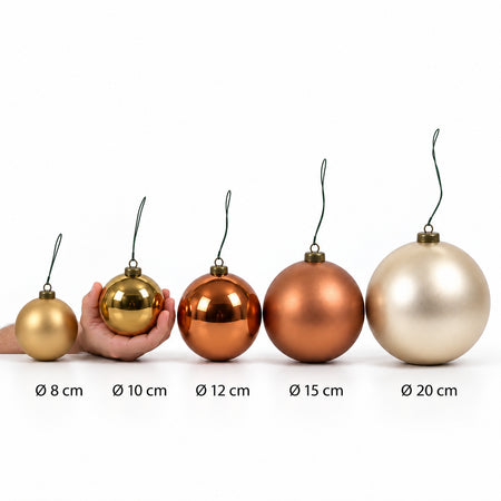 Pro Deco Collection, algemene maatvergelijking van kerstballen van 8, 10, 12, 15 en 20 cm; de gouden 10 cm-bal ligt in een hand.